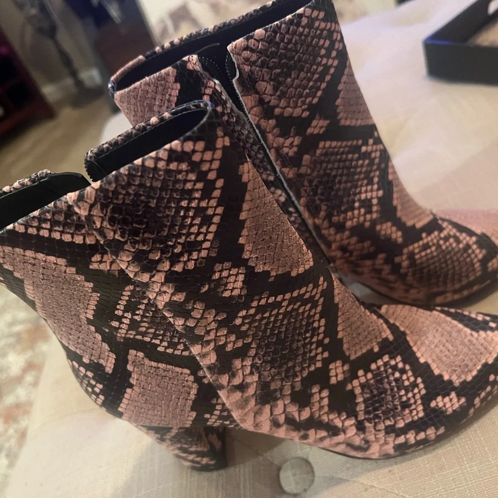 Size 9 Marc fisher new pink/black snake skin pattern with box - Picture 2 of 3